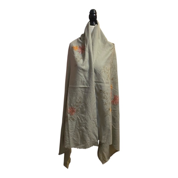 Vintage embroidered wool blend scarf/wrap - Picture 7 of 16